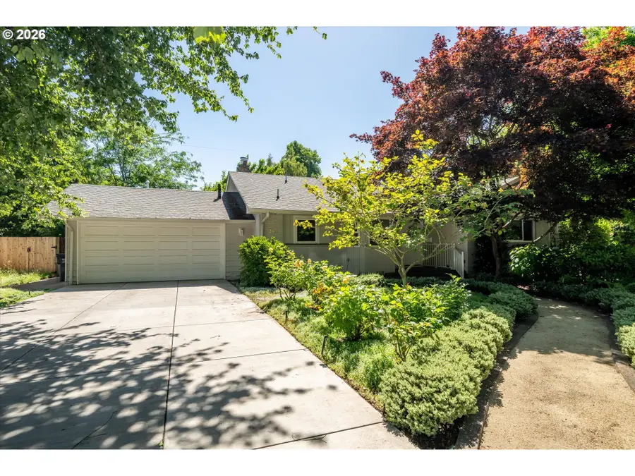 243 Dartmoor Dr, Eugene, OR 97401 - #2
