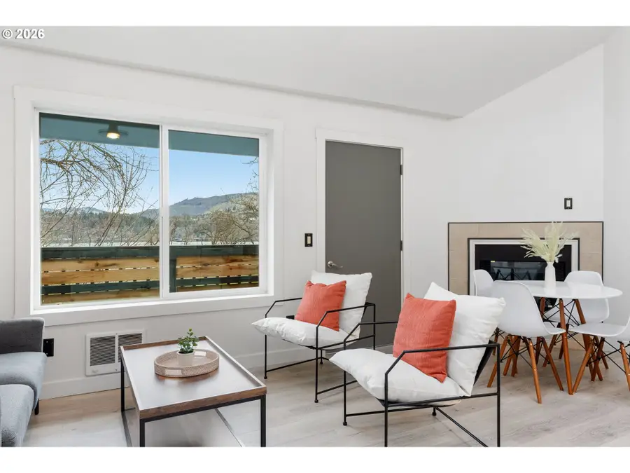 301 N 15th St #201, Hood River, OR 97031 - #3