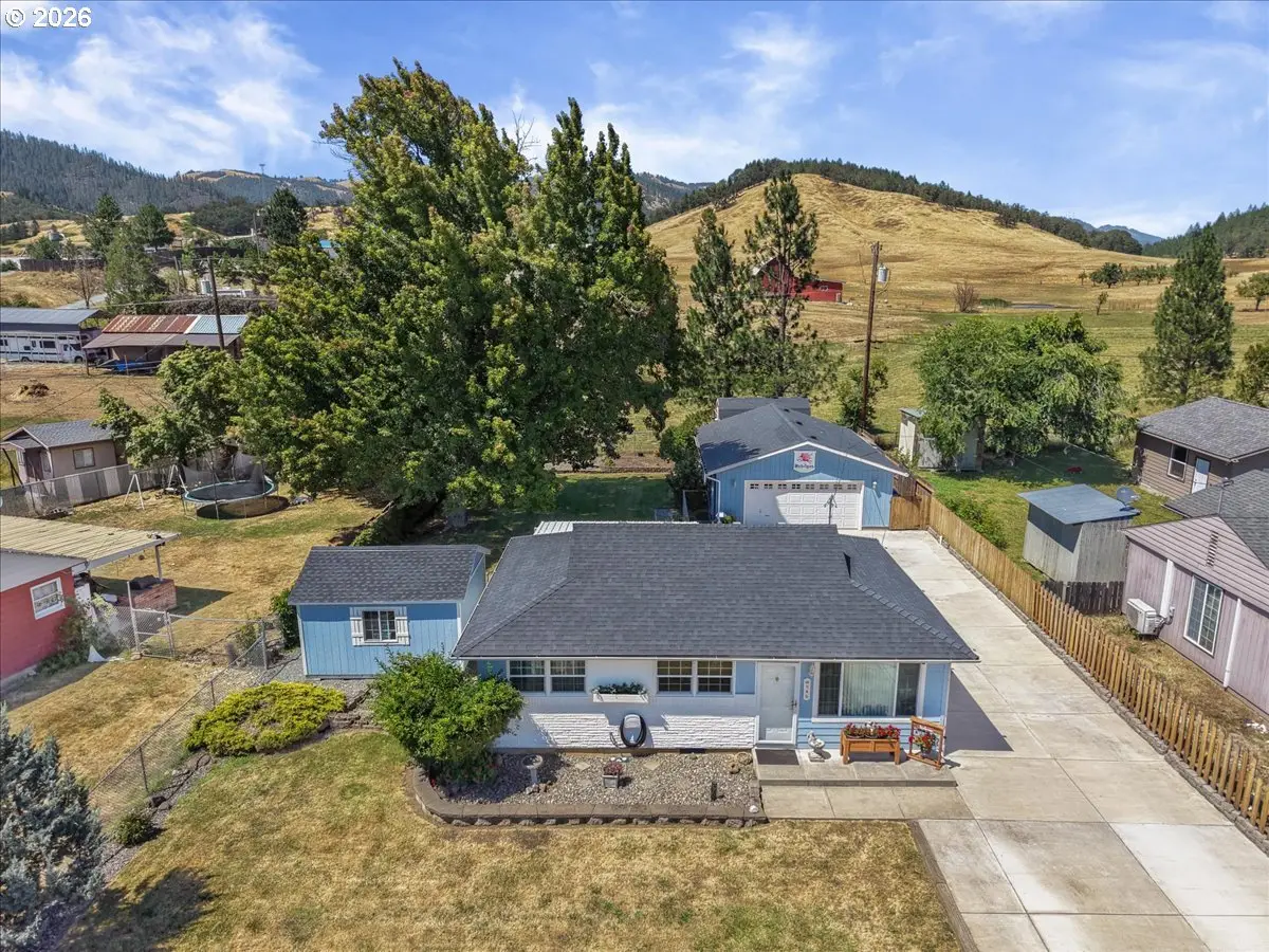946 E 4th Ave, Riddle, OR 97469 - #1