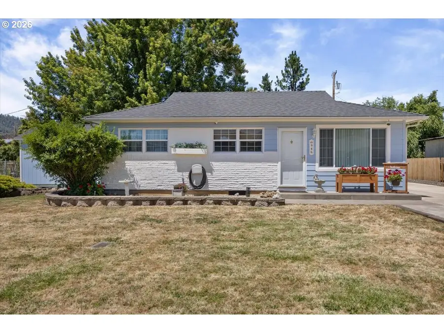 946 E 4th Ave, Riddle, OR 97469 - #2