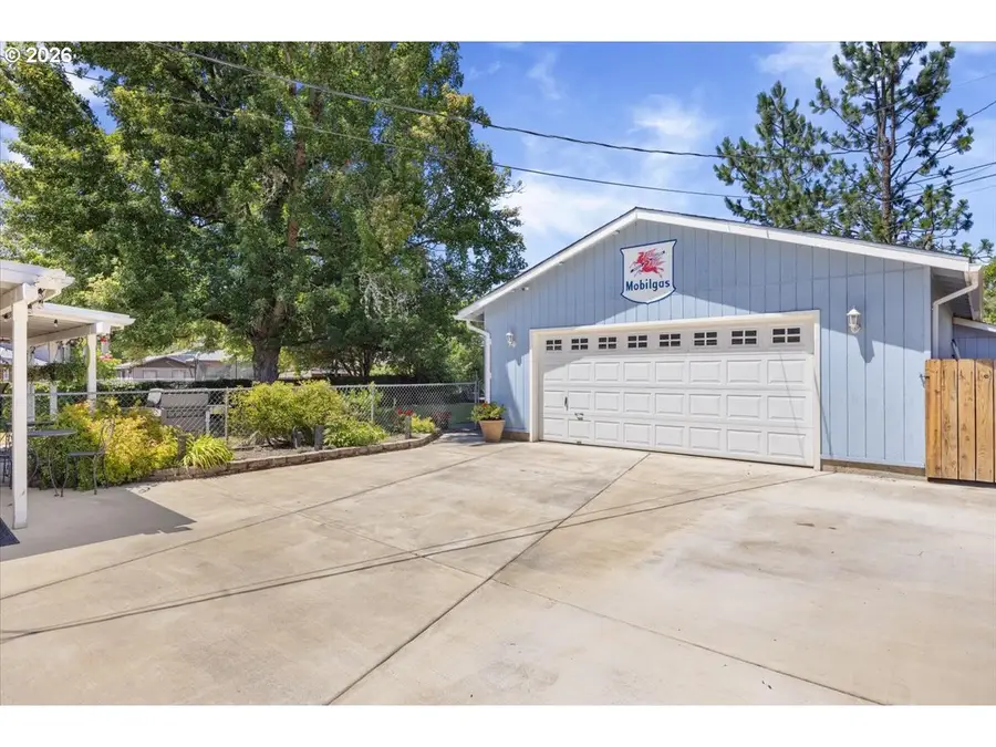 946 E 4th Ave, Riddle, OR 97469 - #3