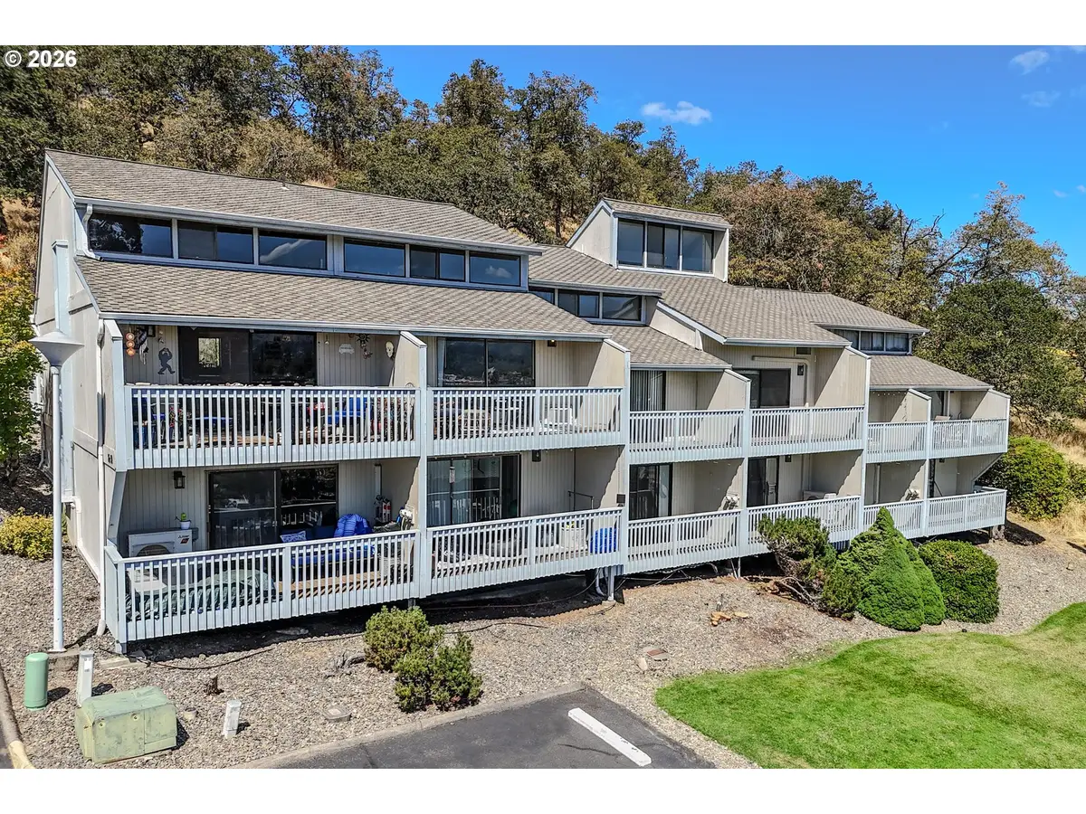 28 NW Mountain View Dr, Roseburg, OR 97471 - #1
