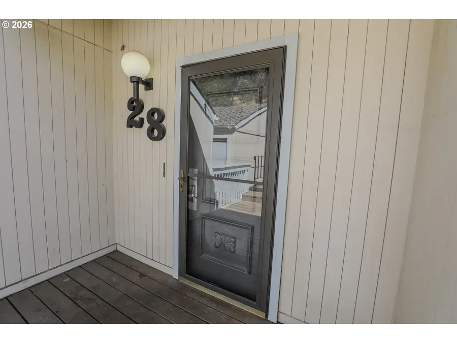 28 NW Mountain View Dr, Roseburg, OR 97471 - #3