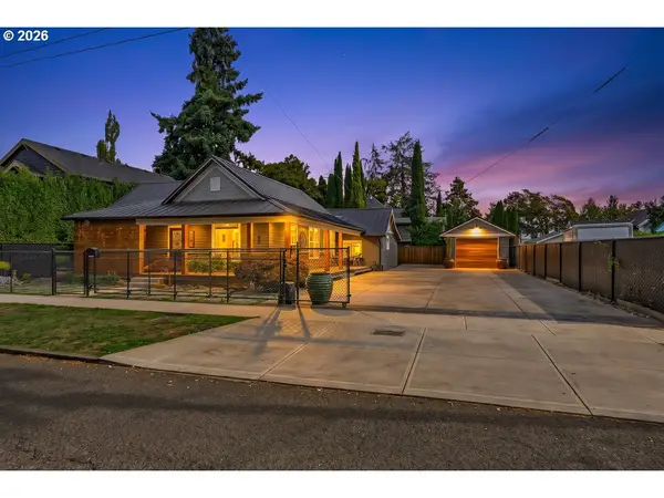 242 N 3rd St, Woodburn, OR 97071