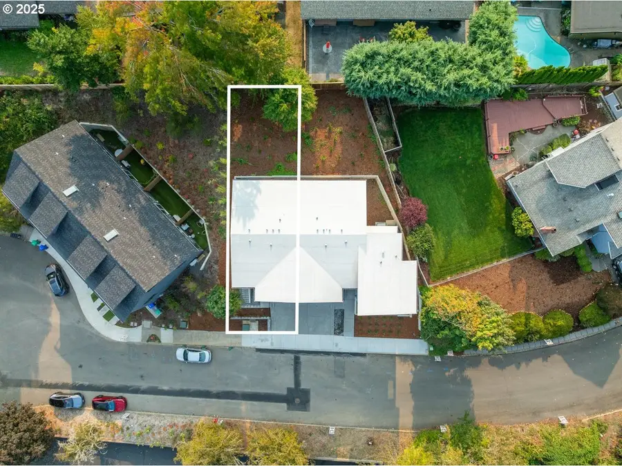 9818 SW 34th Pl, Portland, OR 97219 - Image #2