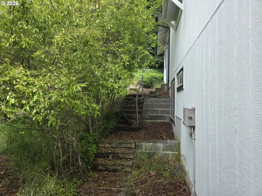 1852 Lakeview Dr, Sutherlin, OR 97479 - #3