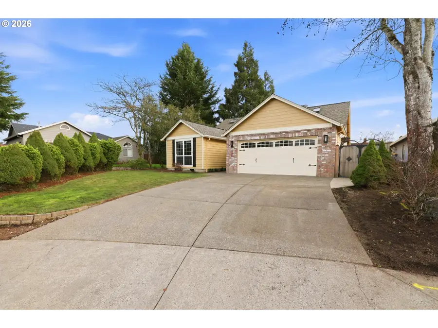 212 E Crestview Dr, Newberg, OR 97132 - #2