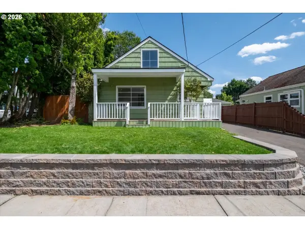 1020 N 3rd St, Woodburn, OR 97071