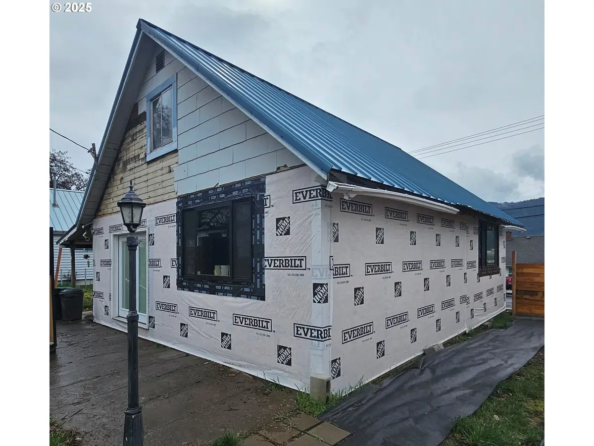 204 N Walnut St, Bingen, WA 98605 - Image #1