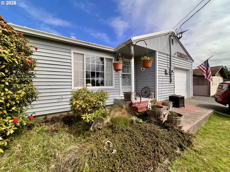 2188 Lombard St, North Bend, OR 97459 - #3