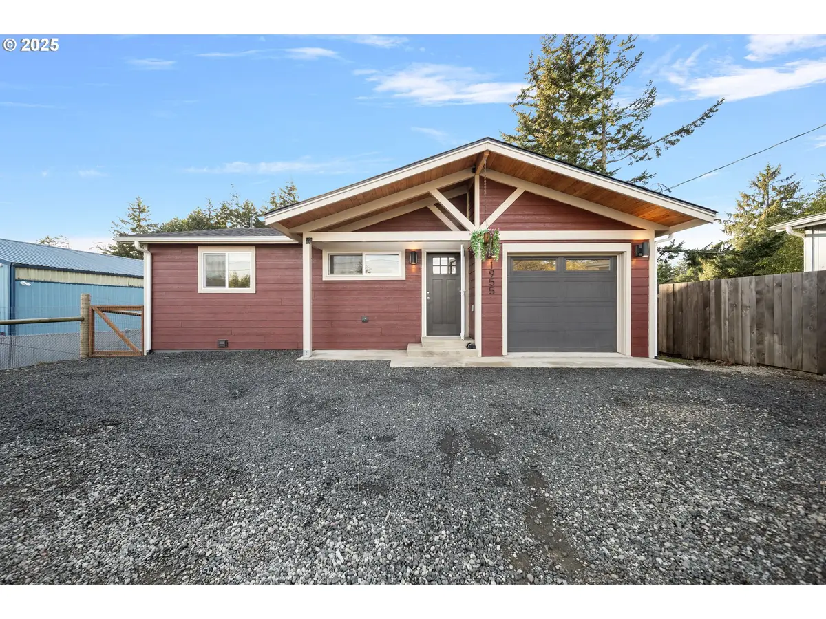 1955 28th St, Coos Bay, OR 97420 - Image #1