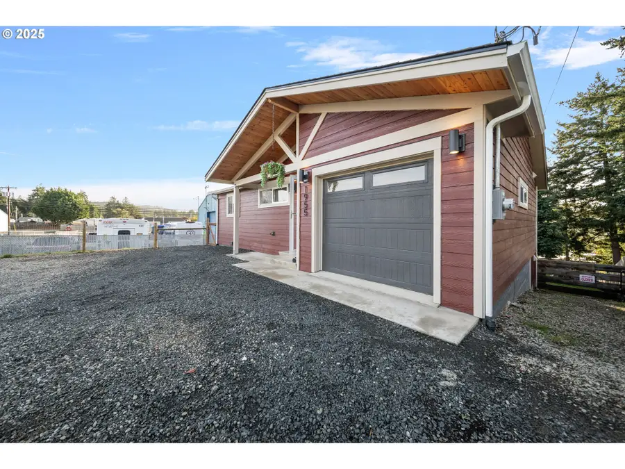 1955 28th St, Coos Bay, OR 97420 - Image #2