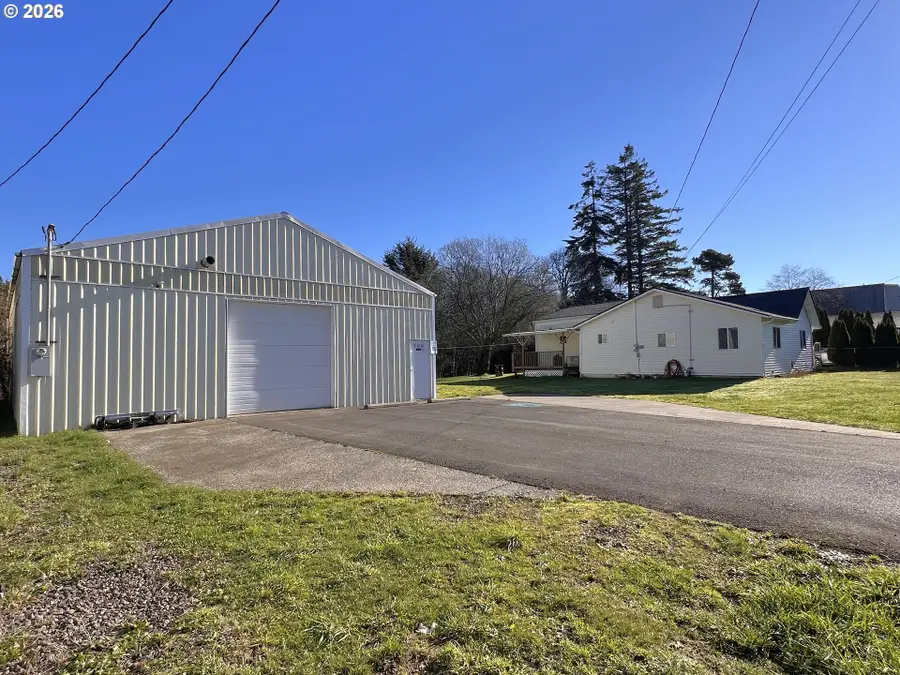 205 N Schoneman Ave, Coos Bay, OR 97420 - #2