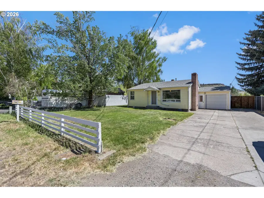 2402 NE 3rd St, Prineville, OR 97754 - #2