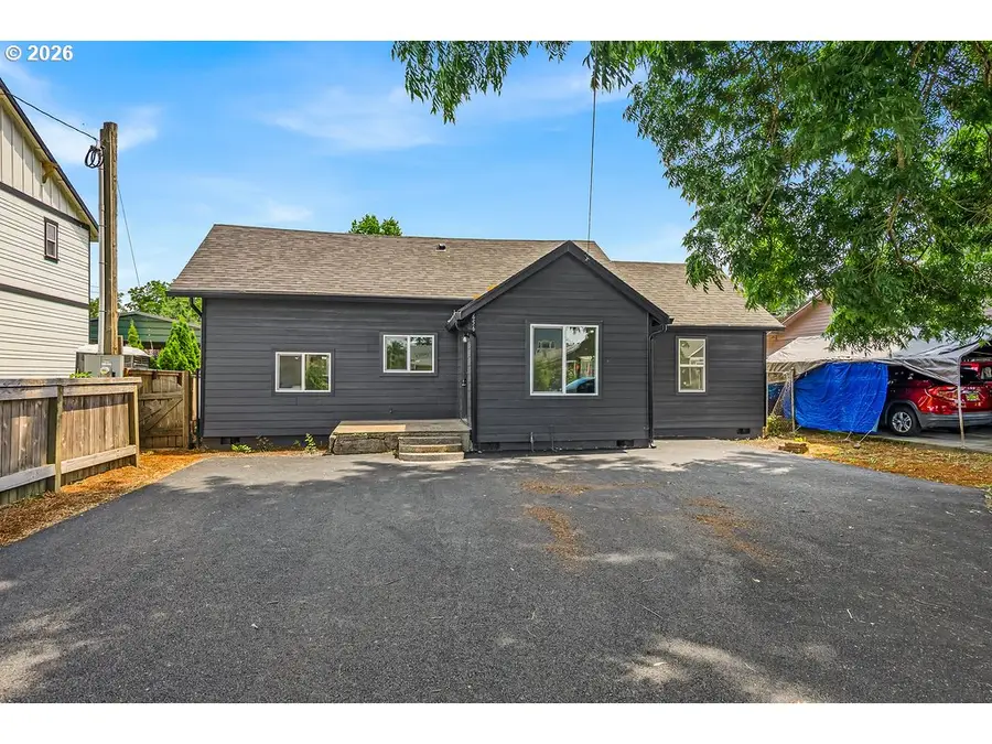 656 Hall St, Woodburn, OR 97071 - #2