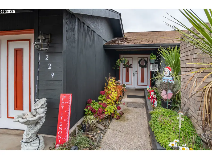 229 N Grove Ln, Sutherlin, OR 97479 - Image #3