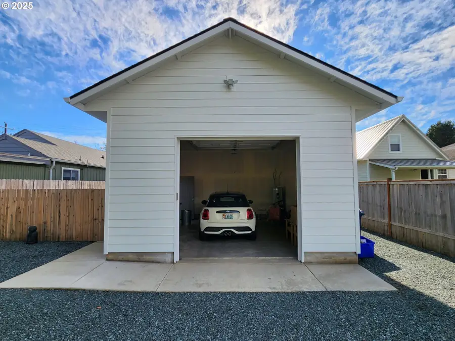 891 NE Division Ave, Bandon, OR 97411 - Image #3