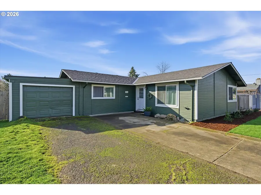 704 E Pinehurst Dr, Newberg, OR 97132 - #2