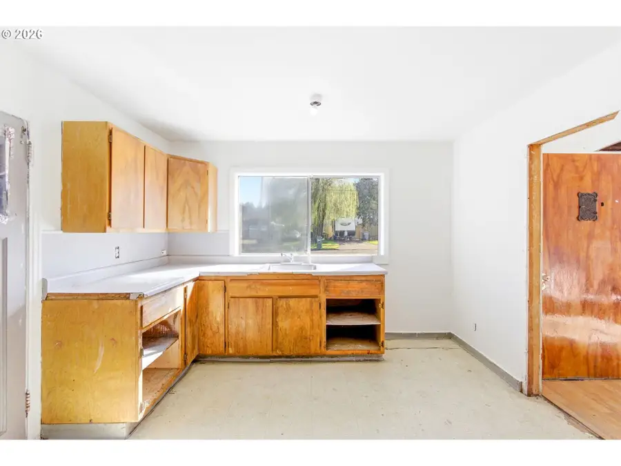 320 Juniper St, Sweet Home, OR 97386 - #2