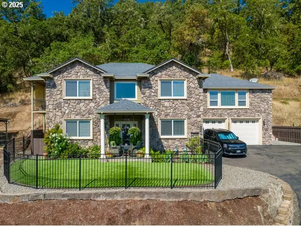 1584 NW Avery St, Roseburg, OR 97471