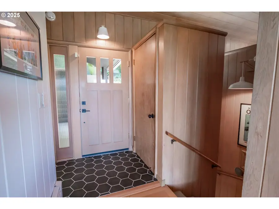 275 Sunset Dr, Eugene, OR 97403 - Image #2