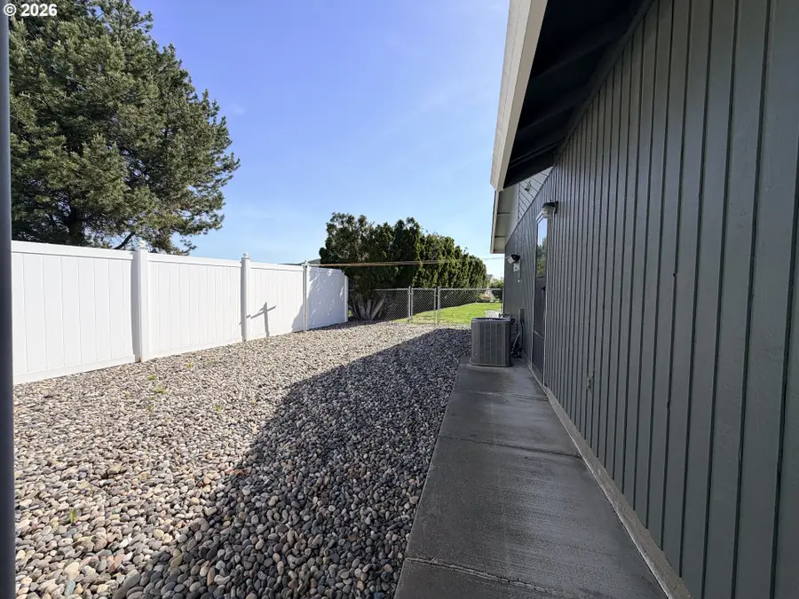 415 E Carter Dr, Hermiston, OR 97838 - #2