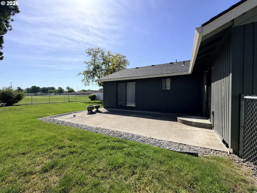 415 E Carter Dr, Hermiston, OR 97838 - #3