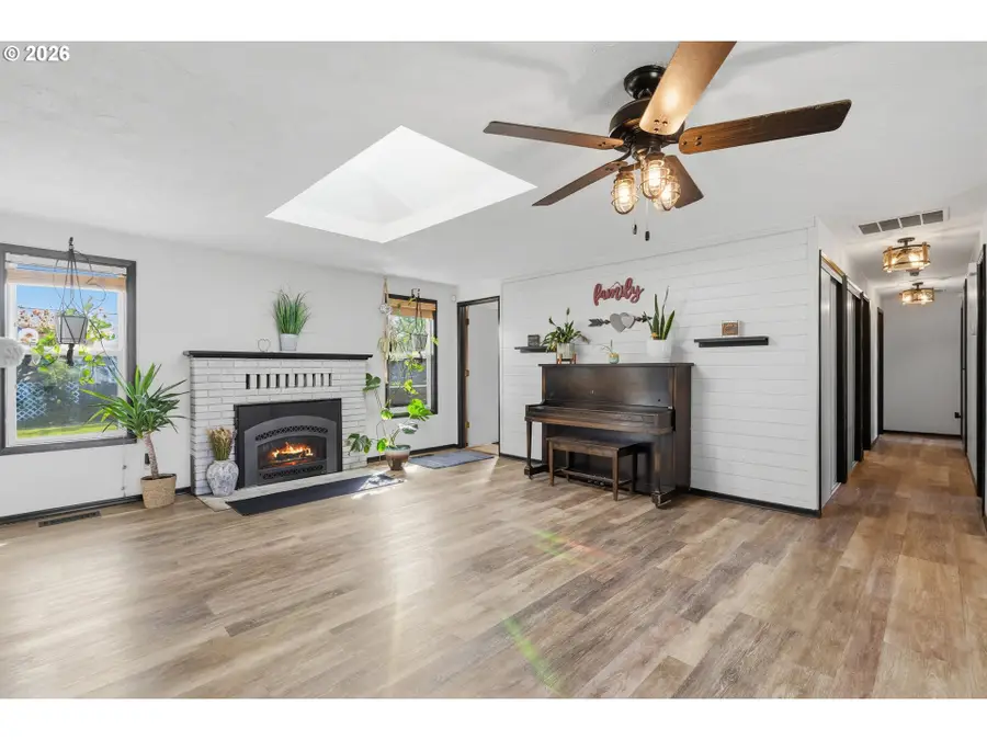 1416 N Evergreen Ave, Stayton, OR 97383 - #3