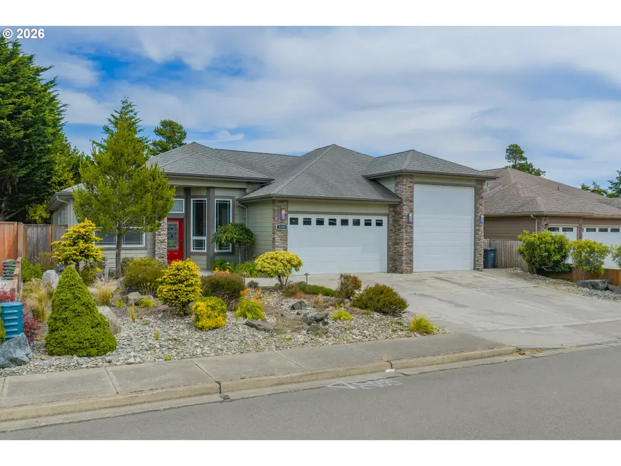 2195 Garfield St, North Bend, OR 97459 - #2