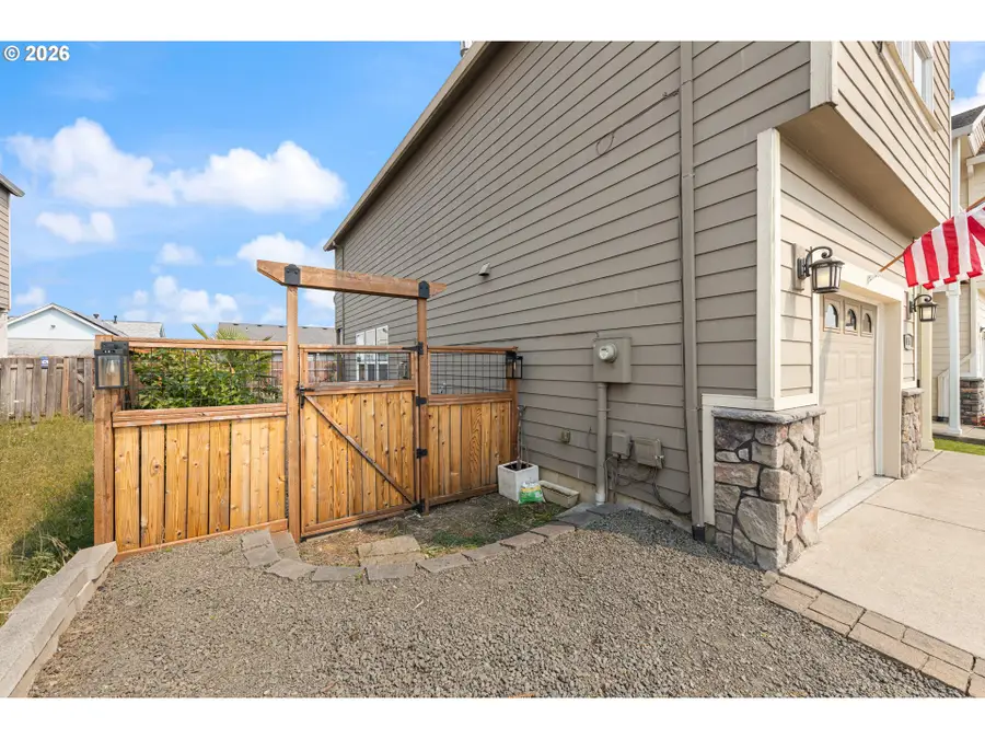415 NW Viola St, Sheridan, OR 97378 - #2