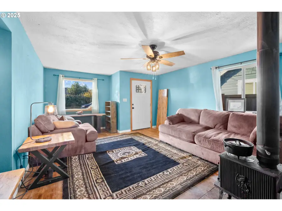 945 NE Commercial St, Waldport, OR 97394 - Image #3