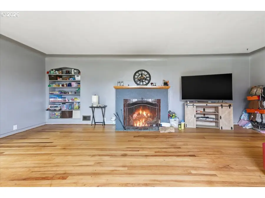 607 E Ellendale Ave, Dallas, OR 97338 - #3