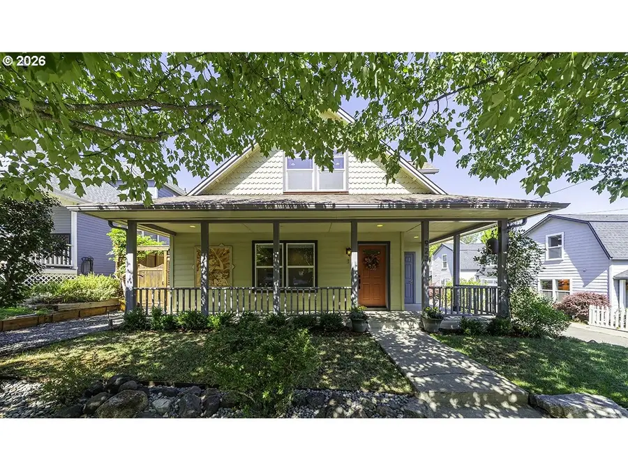 923 Bellview Ave, Ashland, OR 97520 - #3