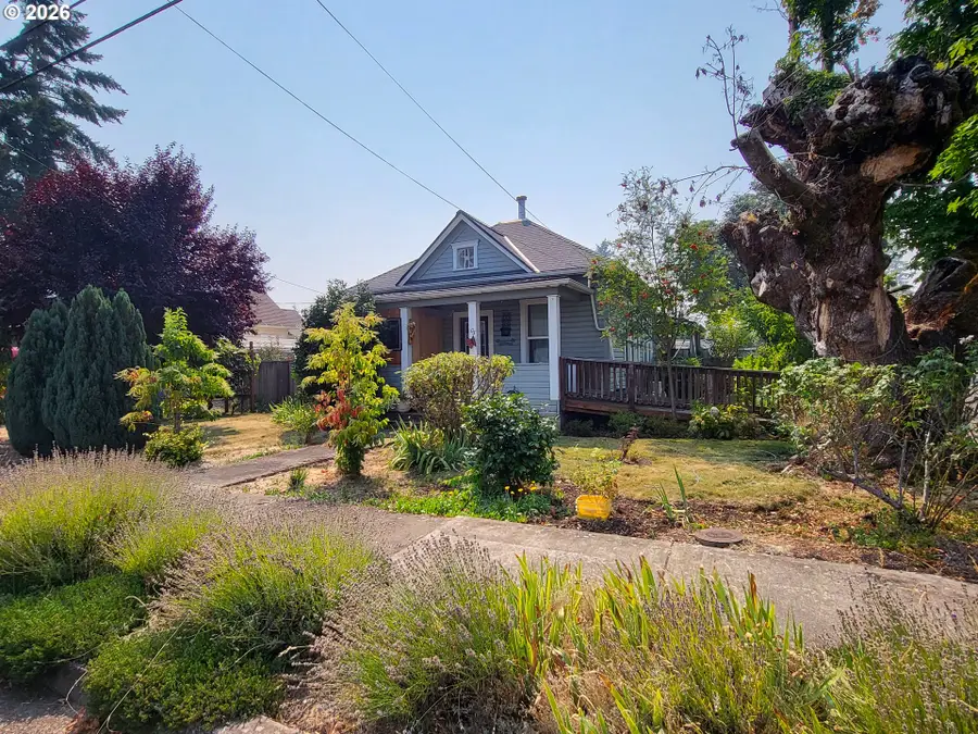 305 S 3rd St, Cottage Grove, OR 97424 - #3