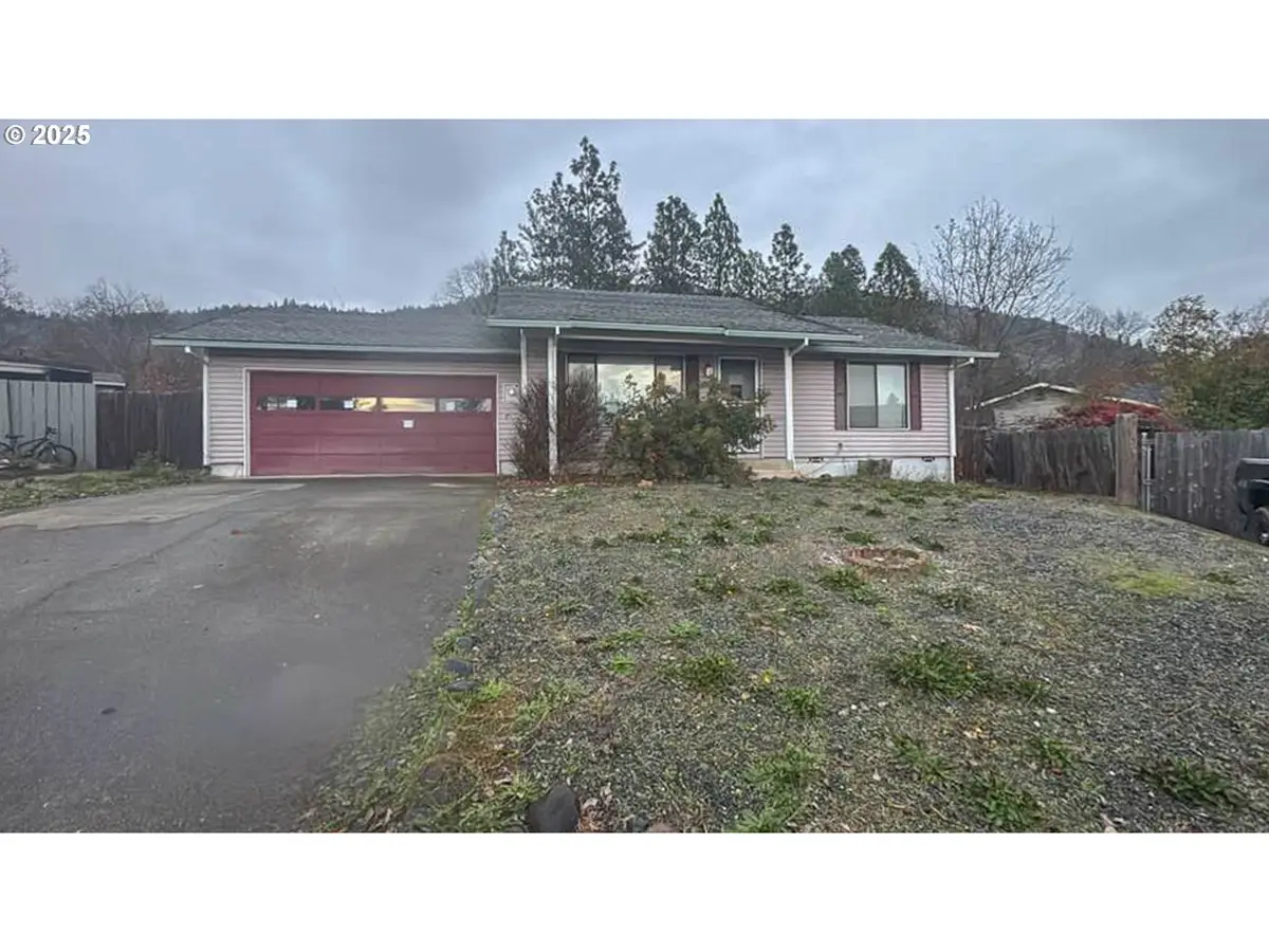 1023 NE Primrose Pl, Grants Pass, OR 97526 - Image #1
