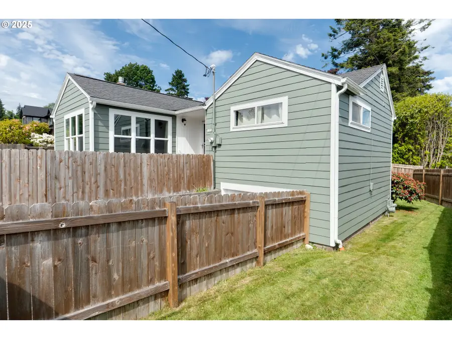 1858 5th St, Astoria, OR 97103 - Image #2