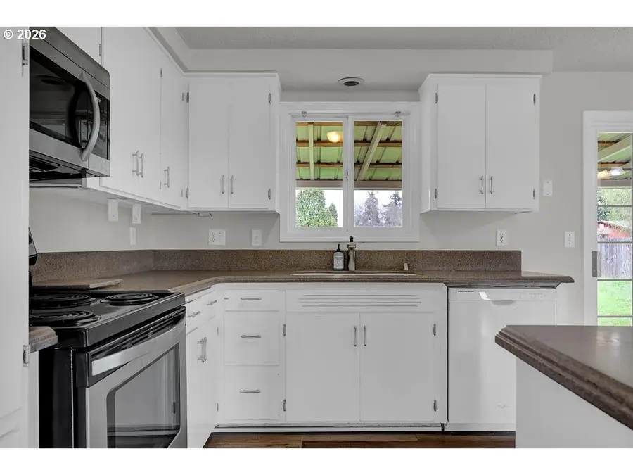 1138 W 7th Pl, Junction City, OR 97448 - #3