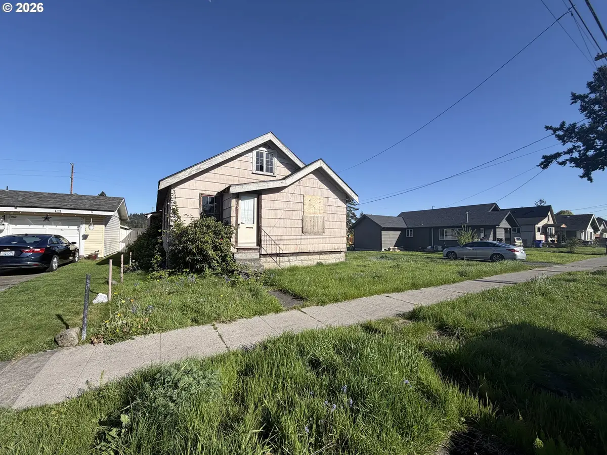 902 S 4th Ave, Kelso, WA 98626 - #1