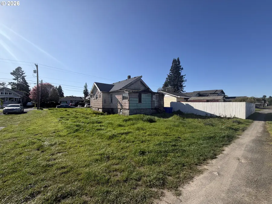 902 S 4th Ave, Kelso, WA 98626 - #3
