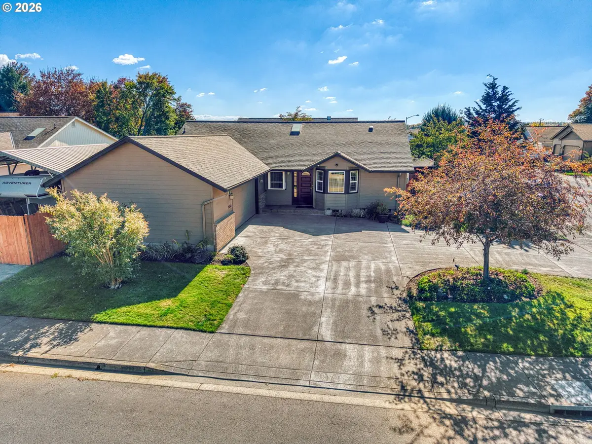 1061 Applegate Pl, Harrisburg, OR 97446 - #1