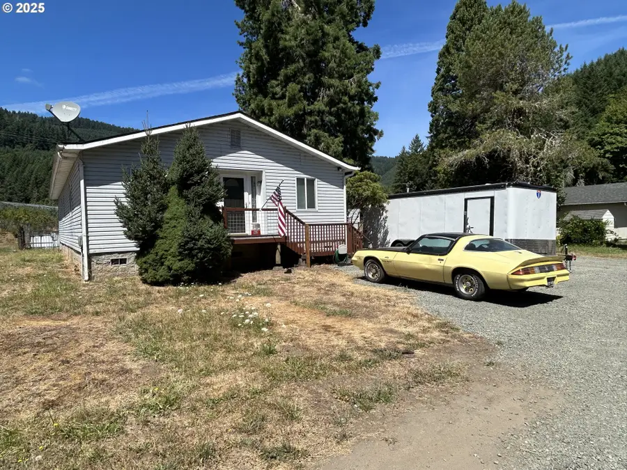 162 Spicer St, Elkton, OR 97436 - Image #3