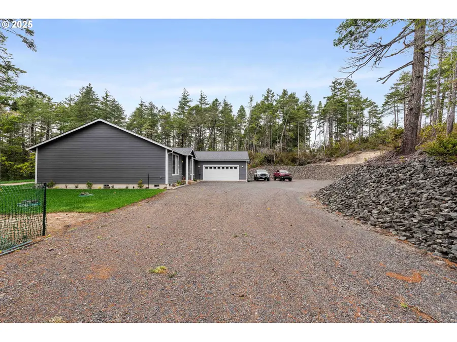 385 Pacific Dunes Dr, North Umpqua, OR 97459 - Image #3