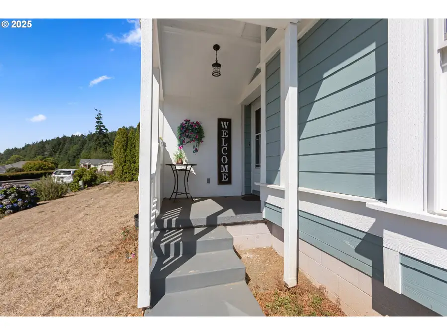 1312 W 14th St, Coquille, OR 97423 - #2