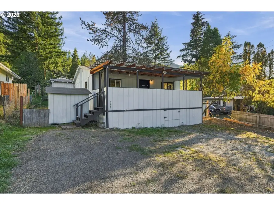 541 Mont St, Canyonville, OR 97417 - #3