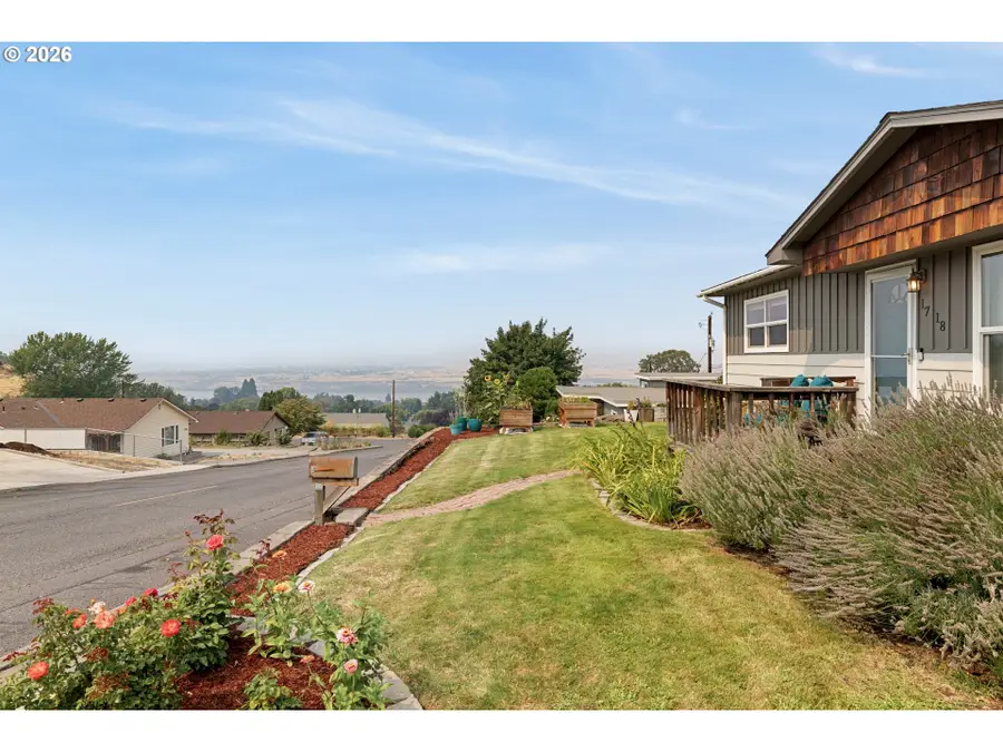 1718 Nevada St, The Dalles, OR 97058 - #3