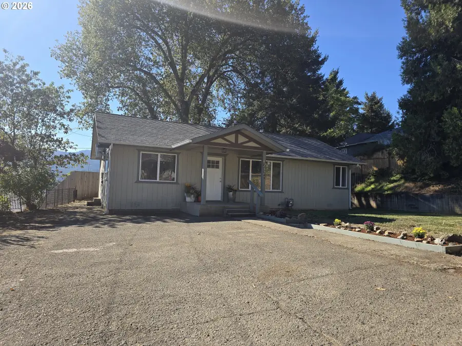 954 NE Madrona Dr, Myrtle Creek, OR 97457 - #2