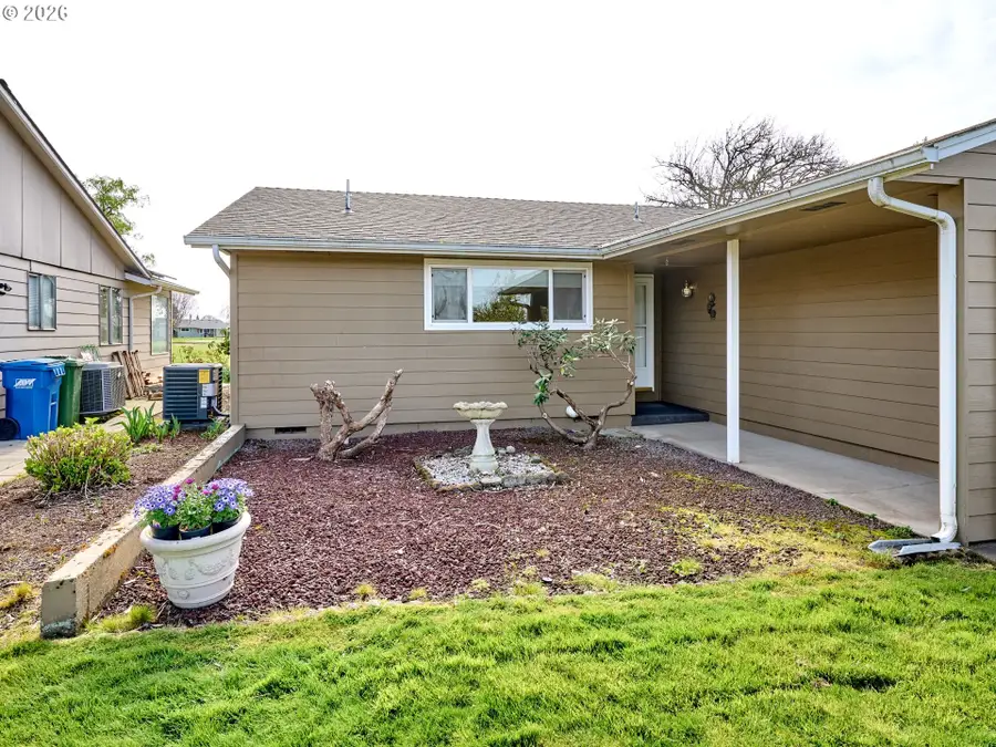 2056 King Way, Woodburn, OR 97071 - #2