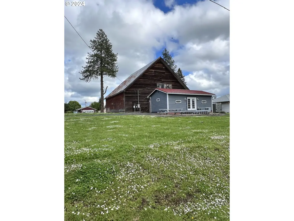 501 S Park St, Carlton, OR 97111 - #1