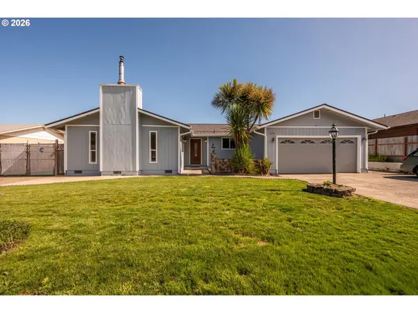445 Camellia Ct, Reedsport, OR 97467
