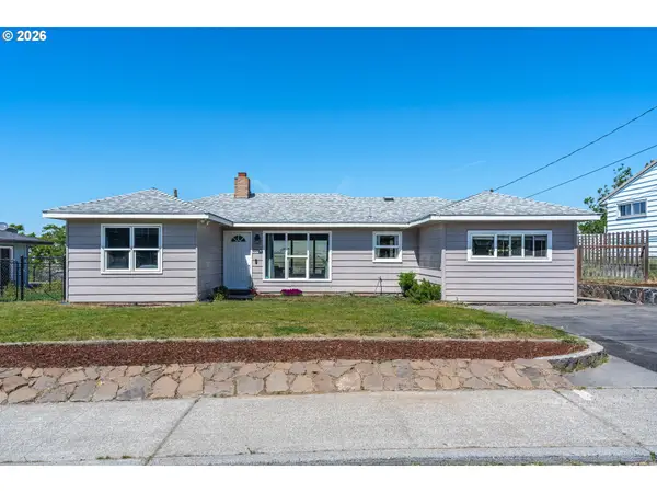 2207 E 10th St, TheDalles, OR 97058